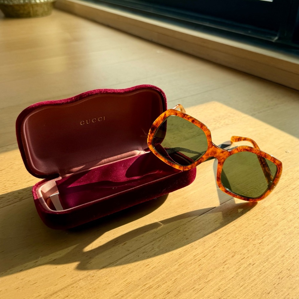 Gucci Amber Sunglasses with Velvet Case